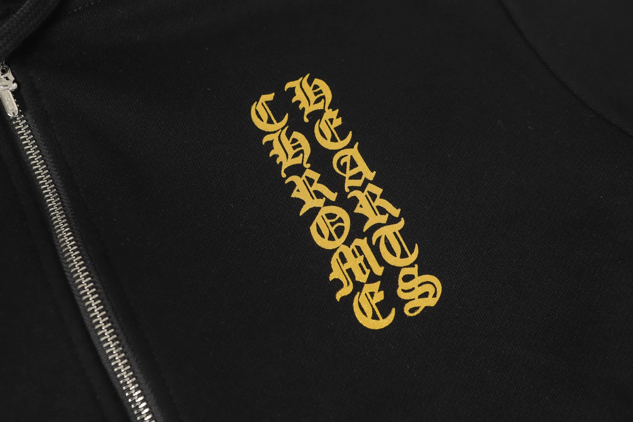 Q32—P230 -Chrome Hearts/Chrome Hearts printed zipper sweatshirt cardigan jacket -420 grams of high-density, high-quality wool, soft, delicate and skin-friendly, soft and silky to the touch, warm and skin-friendly -The hardware and zipper accessories are all customized and full of details -Colour: black -Size: S M L XL